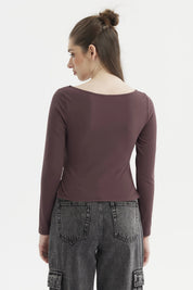 Polera mujer chocolate cuello bote lisa con aberturas laterales ajuste al cuerpo mangas largas sin estampa visible