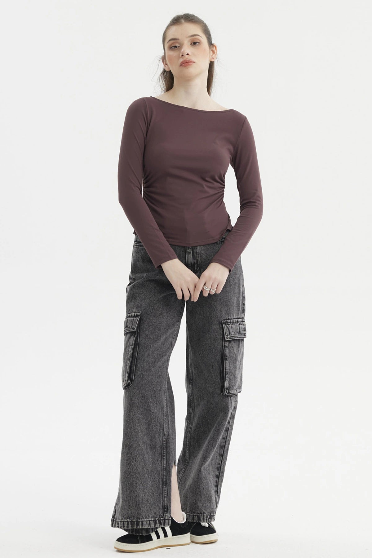 Polera mujer chocolate cuello bote lisa con aberturas laterales ajuste al cuerpo mangas largas sin estampa visible