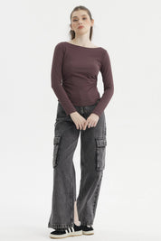 Polera mujer chocolate cuello bote lisa con aberturas laterales ajuste al cuerpo mangas largas sin estampa visible