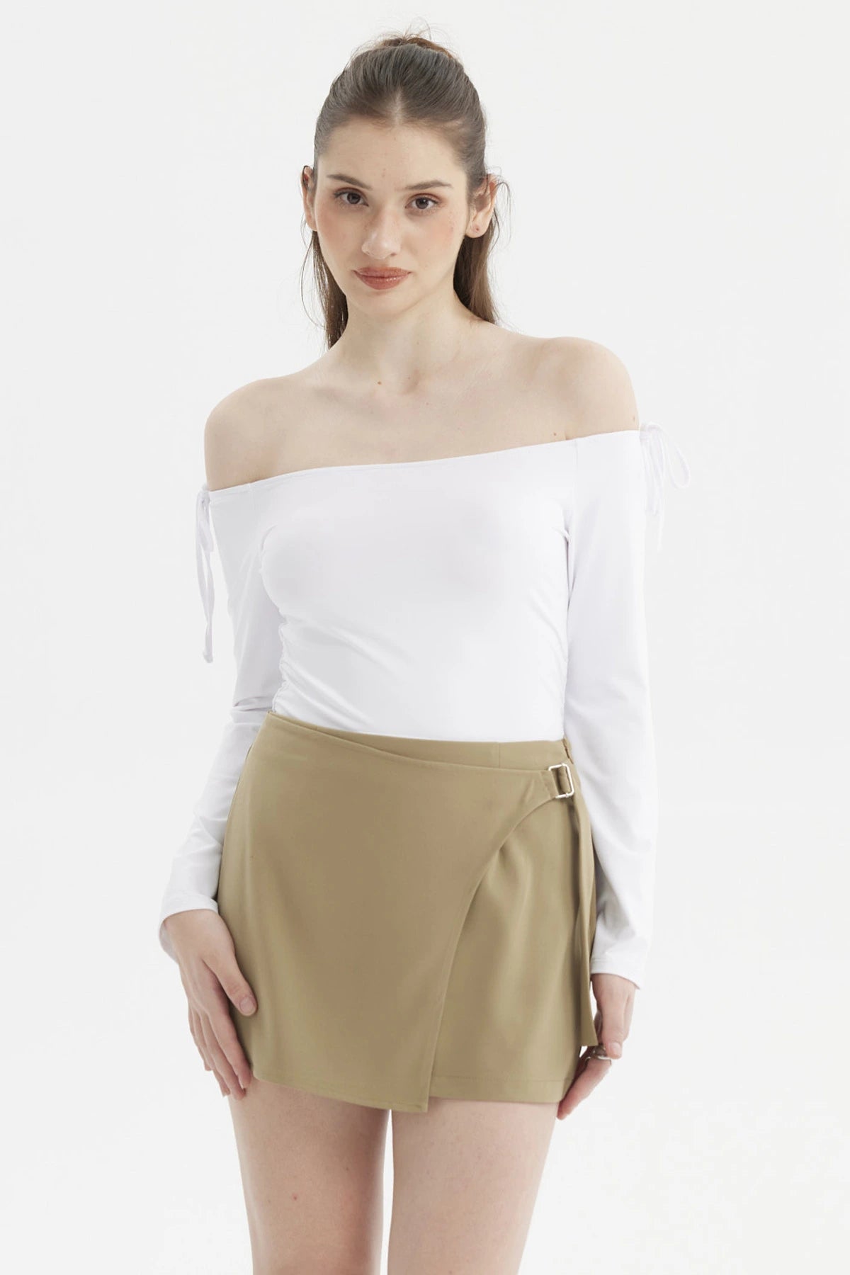 Polera blanca mujer estilo Bardot hombros descubiertos lisa ideal para un look fresco y moderno sin estampado visible