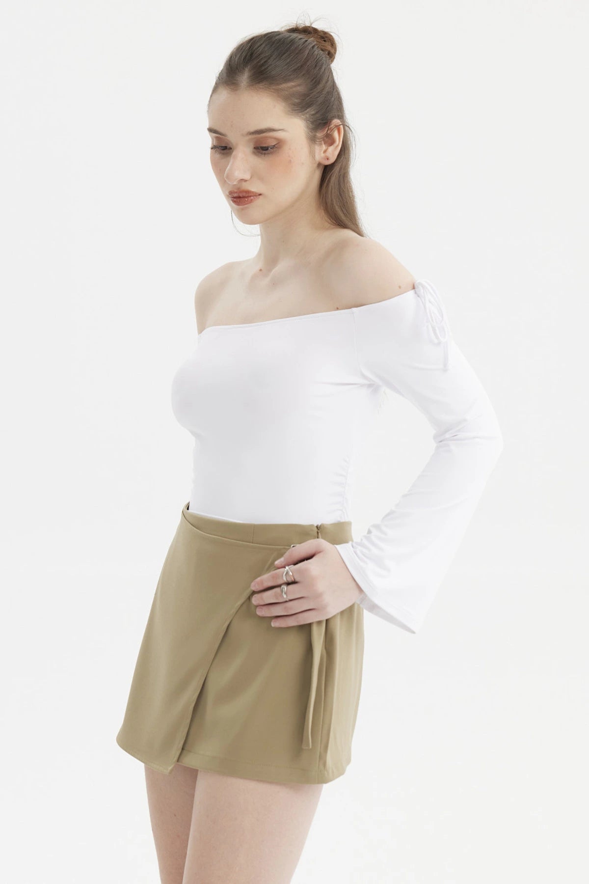 Polera blanca mujer estilo Bardot hombros descubiertos lisa ideal para un look fresco y moderno sin estampado visible