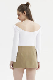Polera blanca mujer estilo Bardot hombros descubiertos lisa ideal para un look fresco y moderno sin estampado visible