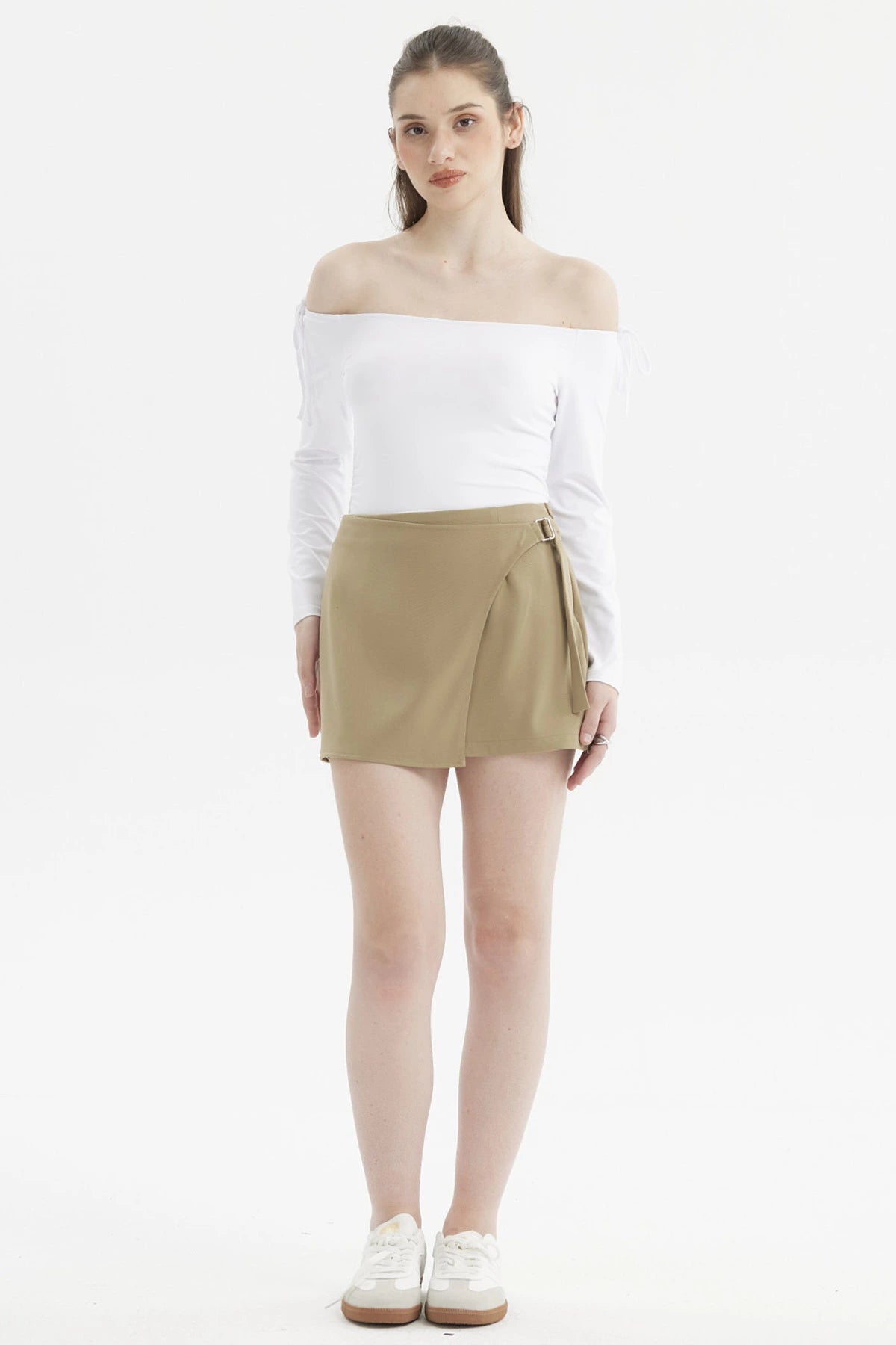 Polera blanca mujer estilo Bardot hombros descubiertos lisa ideal para un look fresco y moderno sin estampado visible