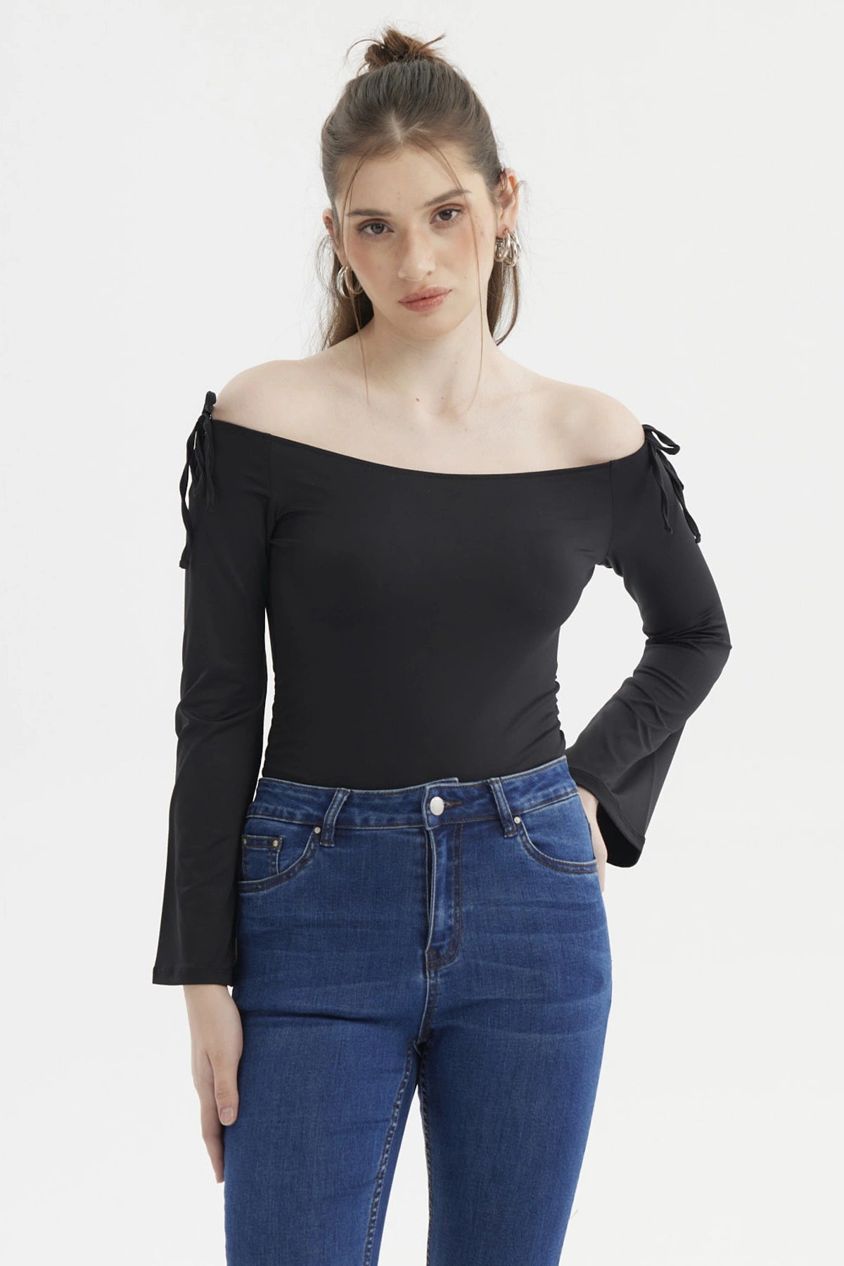 Polera negra de mujer con diseño Bardot hombros descubiertos y lazos en las mangas ajustadas