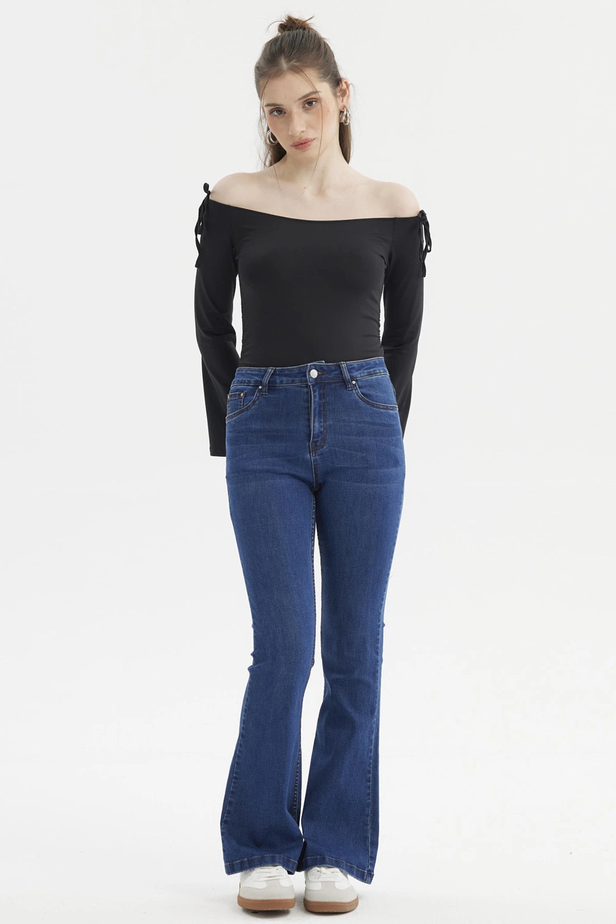 Polera negra de mujer con diseño Bardot hombros descubiertos y lazos en las mangas ajustadas