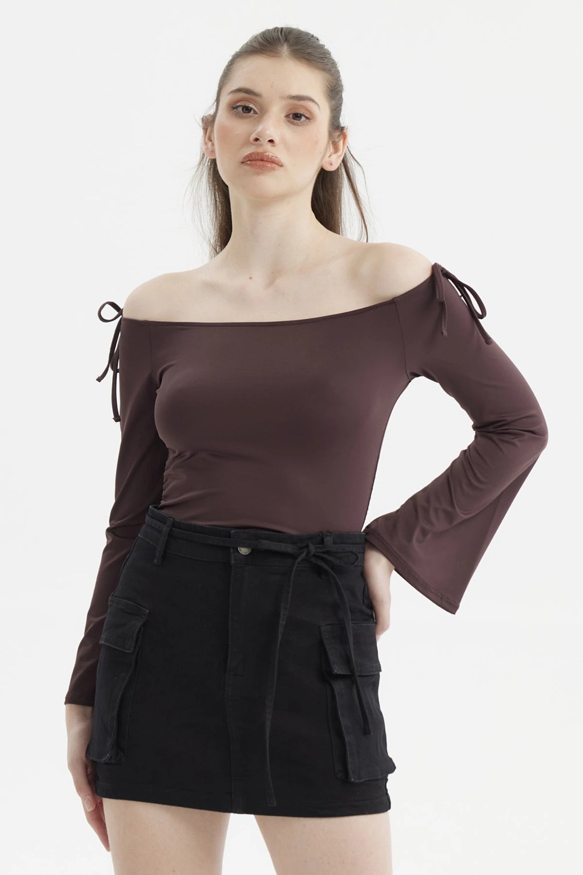 Polera de mujer color chocolate con hombros descubiertos y mangas acampanadas lisa sin estampas