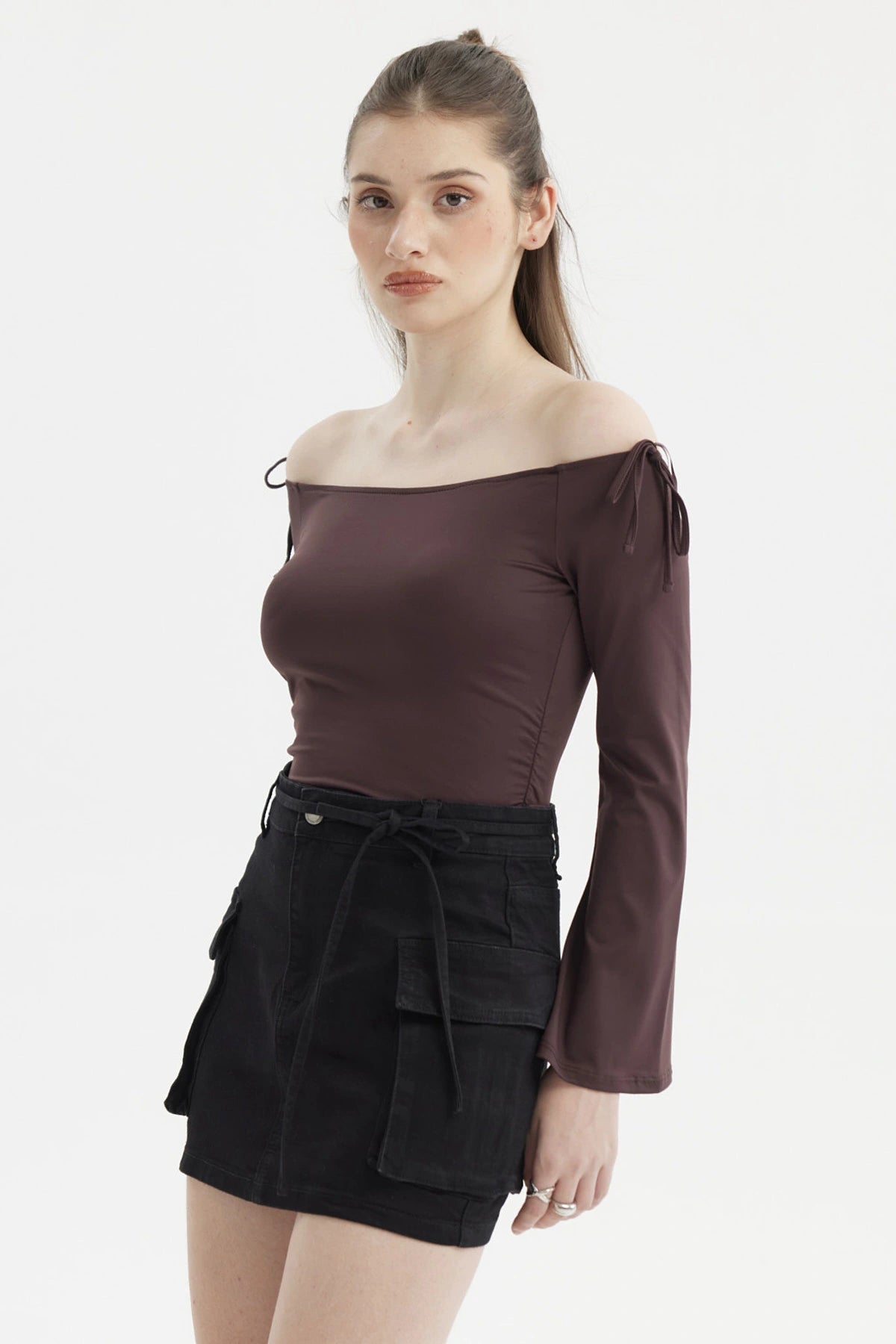 Polera de mujer color chocolate con hombros descubiertos y mangas acampanadas lisa sin estampas