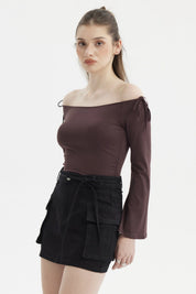 Polera de mujer color chocolate con hombros descubiertos y mangas acampanadas lisa sin estampas