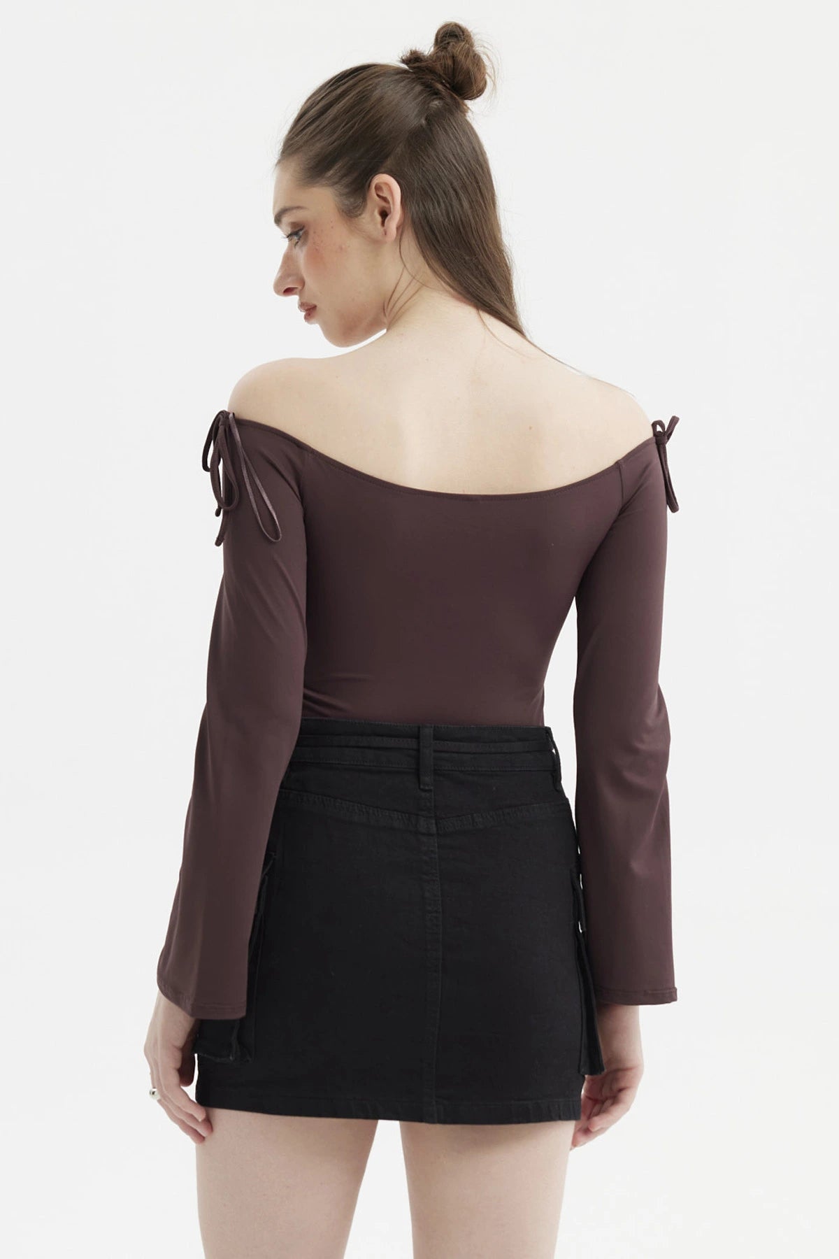 Polera de mujer color chocolate con hombros descubiertos y mangas acampanadas lisa sin estampas