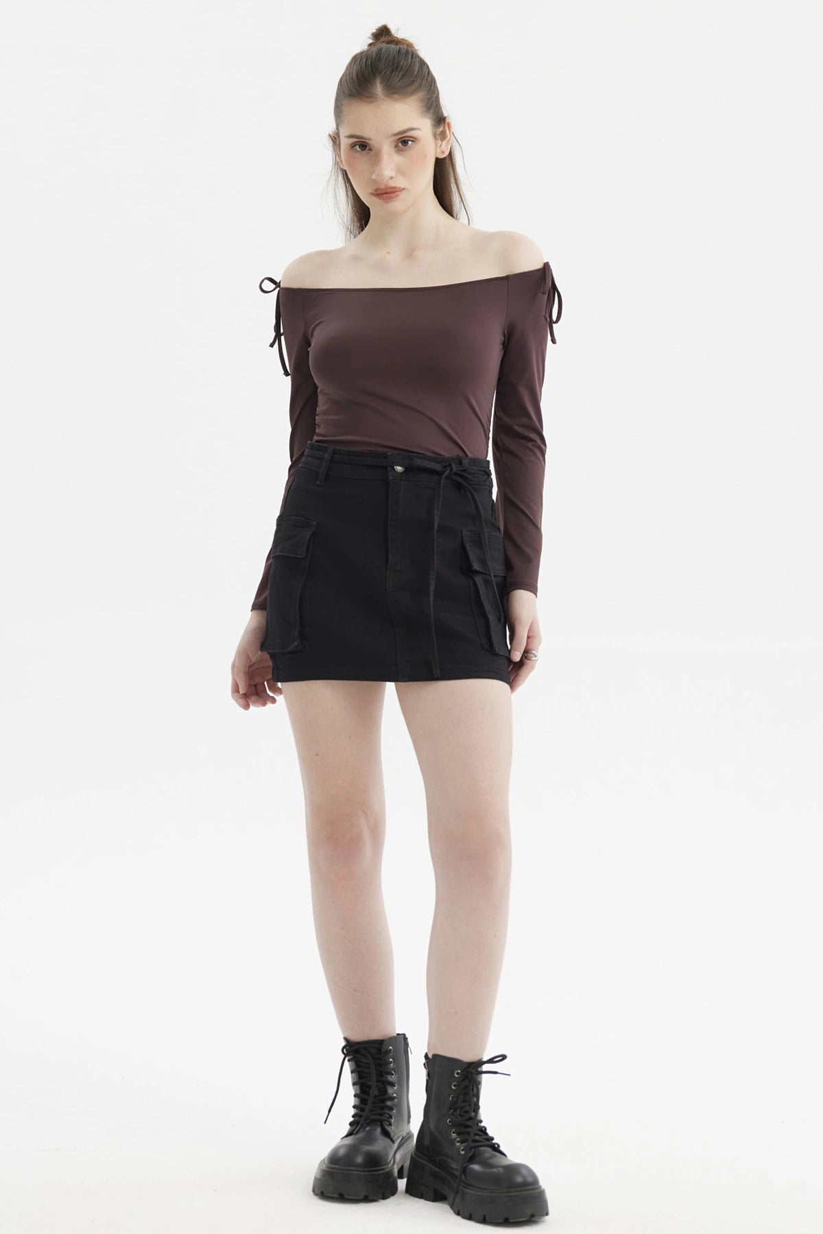 Polera de mujer color chocolate con hombros descubiertos y mangas acampanadas lisa sin estampas
