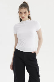 Polera blanca lisa para mujer con cuello alto y mangas cortas sin estampa visible