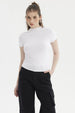 Polera blanca lisa para mujer con cuello alto y mangas cortas sin estampa visible