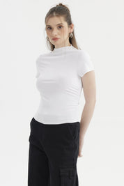 Polera blanca lisa para mujer con cuello alto y mangas cortas sin estampa visible