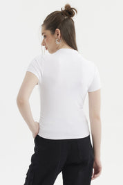 Polera blanca lisa para mujer con cuello alto y mangas cortas sin estampa visible