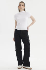 Polera blanca lisa para mujer con cuello alto y mangas cortas sin estampa visible