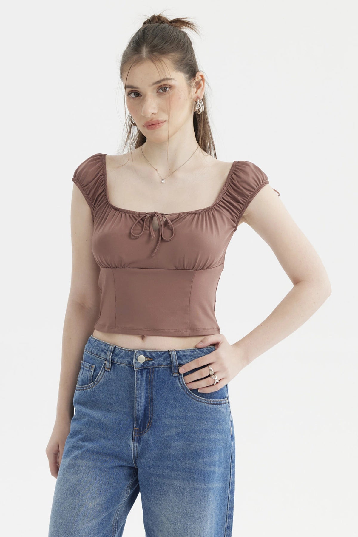 Polera mujer escote Bardot café lisa con mangas cortas fruncidas y detalle de lazo en el pecho diseño ajustado