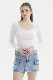 Polera blanca de manga larga con escote abotonado y tejido acanalado lisa