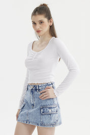 Polera blanca de manga larga con escote abotonado y tejido acanalado lisa
