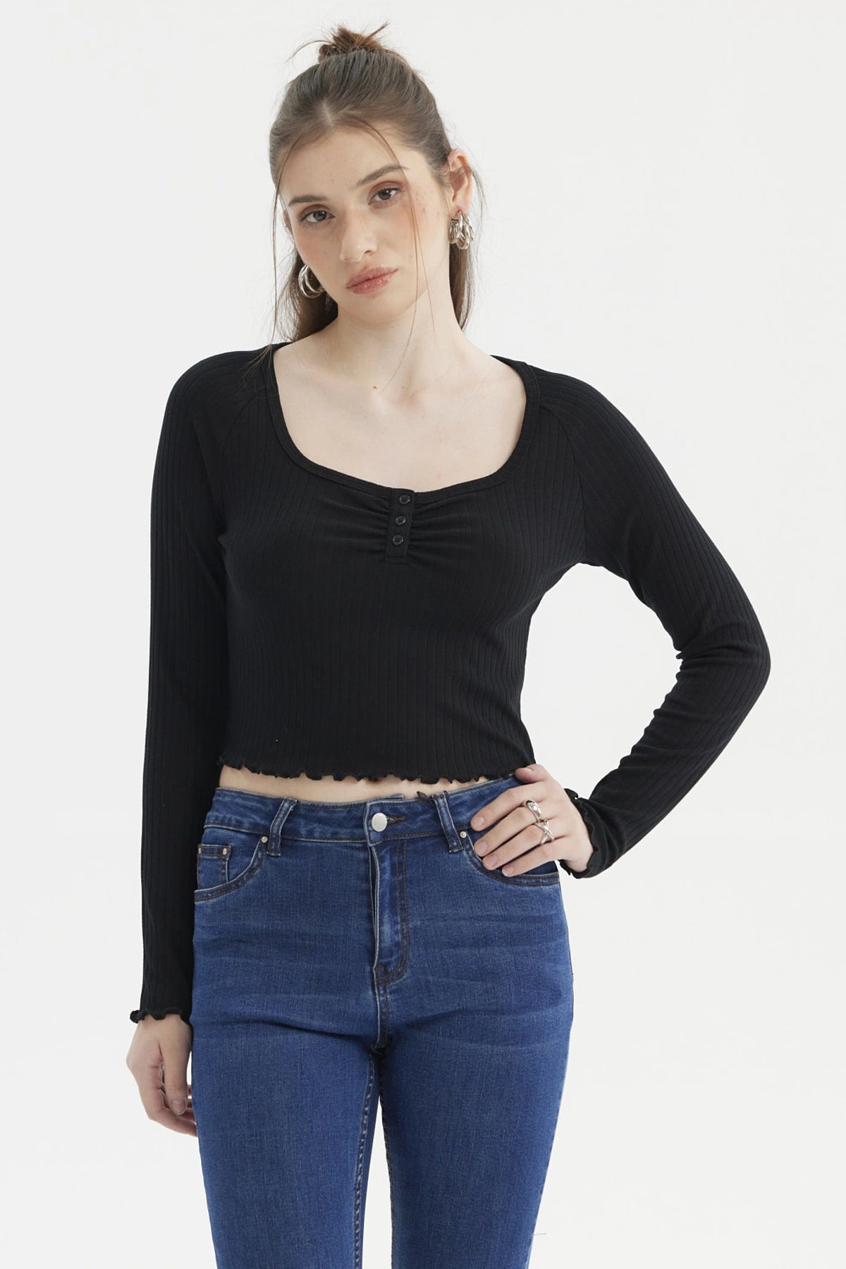 Polera negra de manga larga con escote abotonado y borde ondulado prenda lisa ajustada