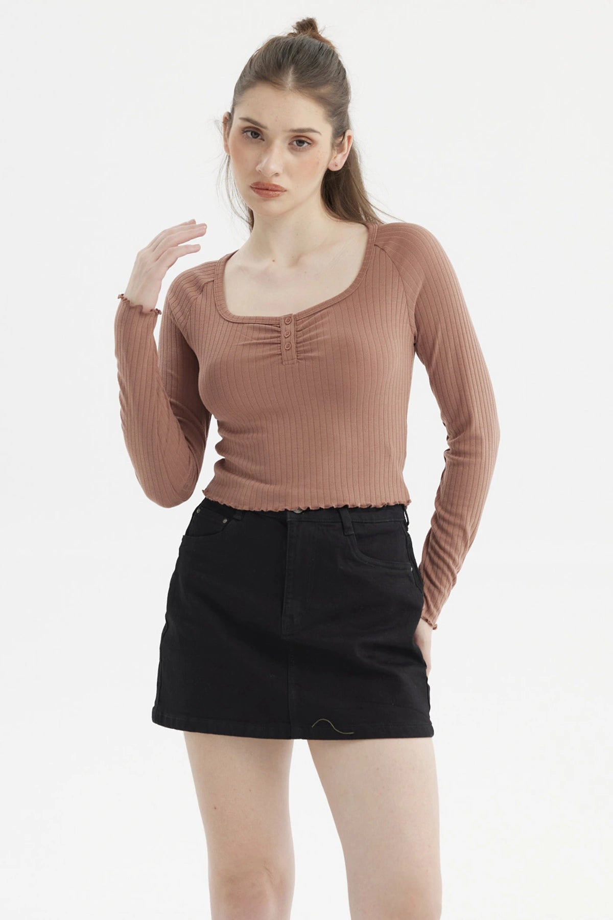 Polera verde olivo para mujer con escote abotonado y textura acanalada sin estampa lisa ideal para días frescos