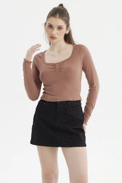 Polera verde olivo para mujer con escote abotonado y textura acanalada sin estampa lisa ideal para días frescos