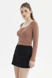 Polera verde olivo para mujer con escote abotonado y textura acanalada sin estampa lisa ideal para días frescos