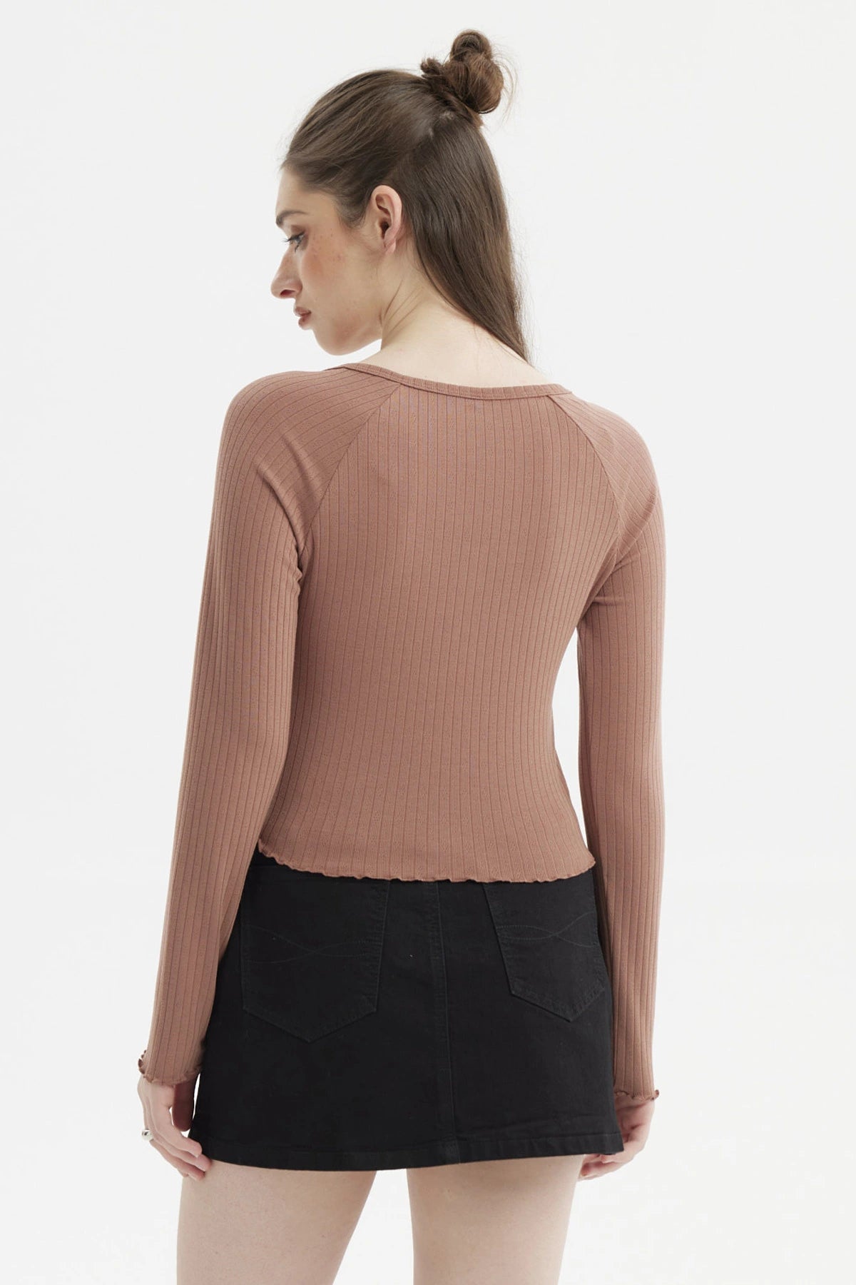 Polera verde olivo para mujer con escote abotonado y textura acanalada sin estampa lisa ideal para días frescos
