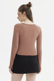 Polera verde olivo para mujer con escote abotonado y textura acanalada sin estampa lisa ideal para días frescos