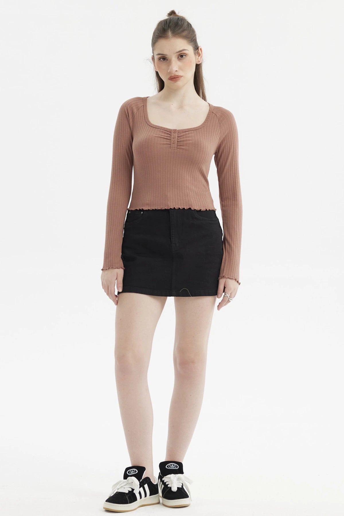 Polera verde olivo para mujer con escote abotonado y textura acanalada sin estampa lisa ideal para días frescos