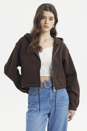 Polerón mujer café oscuro estilo crop con cierre delantero y capucha diseño liso perfecto para un look casual moderno