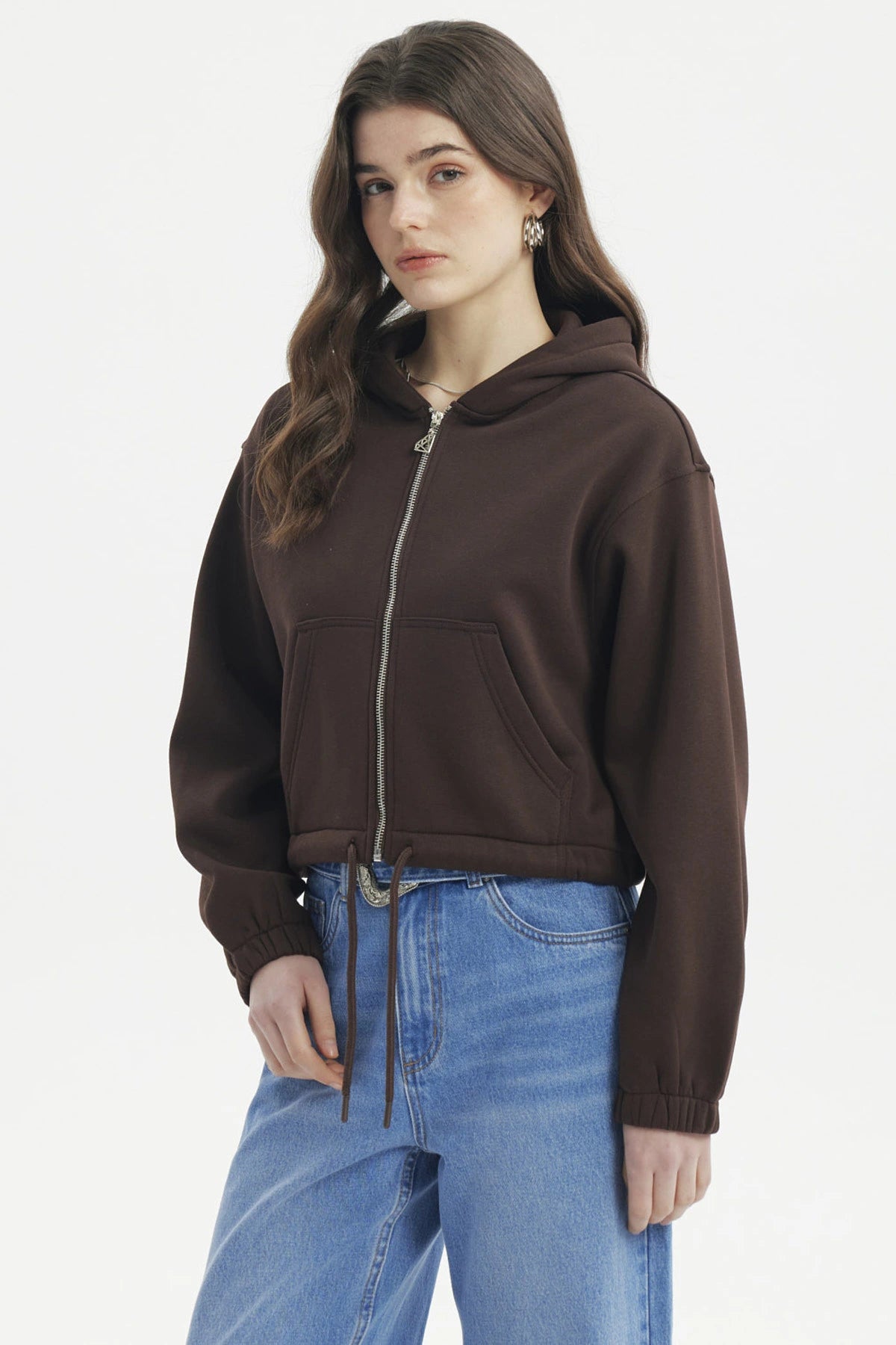 Polerón mujer café oscuro estilo crop con cierre delantero y capucha diseño liso perfecto para un look casual moderno