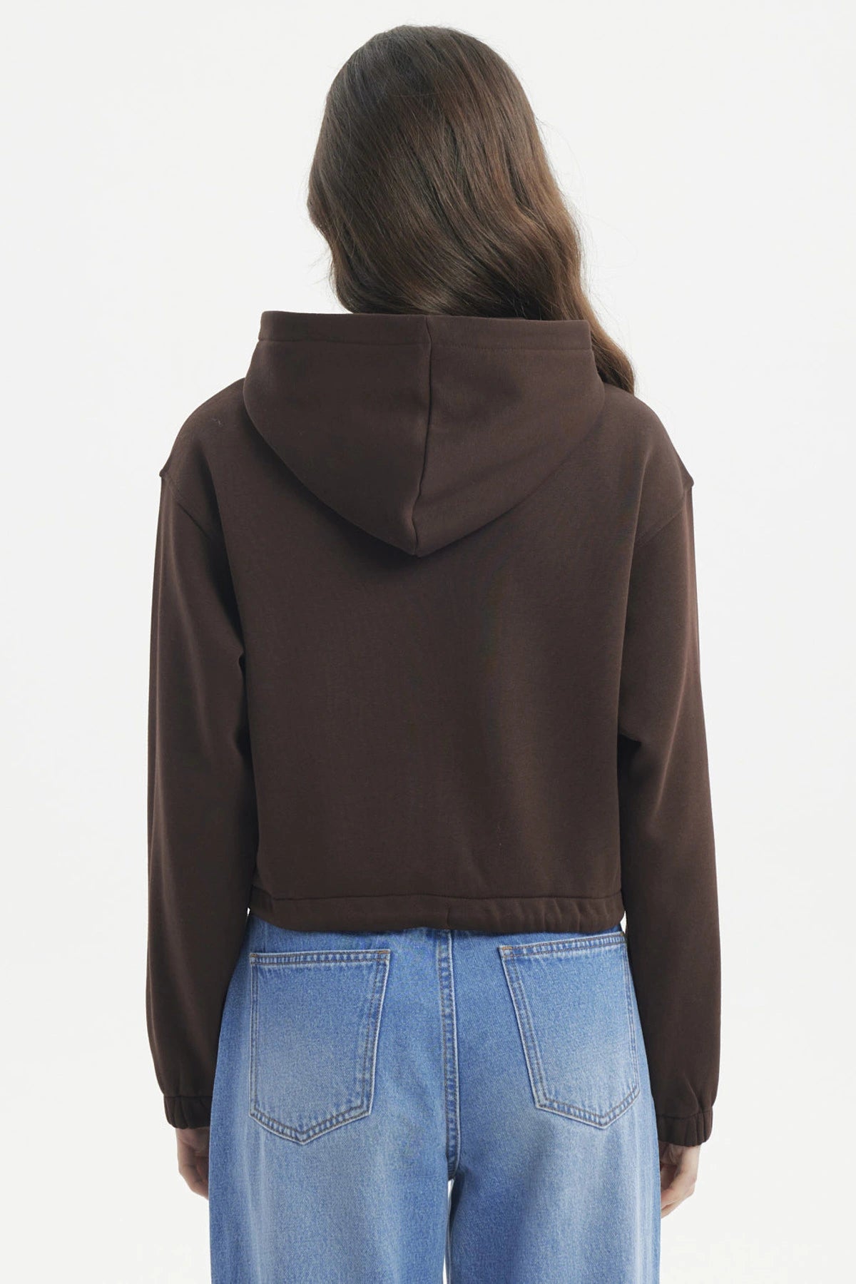 Polerón mujer café oscuro estilo crop con cierre delantero y capucha diseño liso perfecto para un look casual moderno