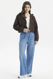 Polerón mujer café oscuro estilo crop con cierre delantero y capucha diseño liso perfecto para un look casual moderno