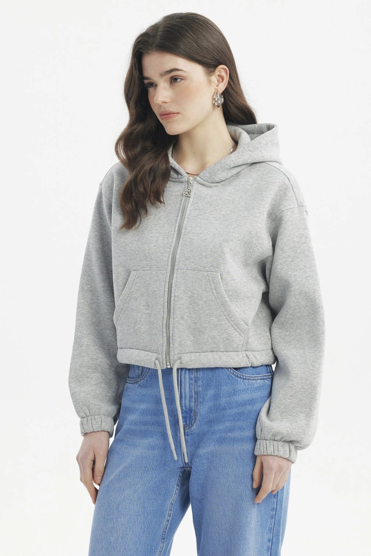 Polerón crop gris melange con cierre delantero y capucha lisa perfecto para un look casual y moderno