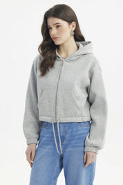 Polerón crop gris melange con cierre delantero y capucha lisa perfecto para un look casual y moderno