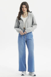Polerón crop gris melange con cierre delantero y capucha lisa perfecto para un look casual y moderno