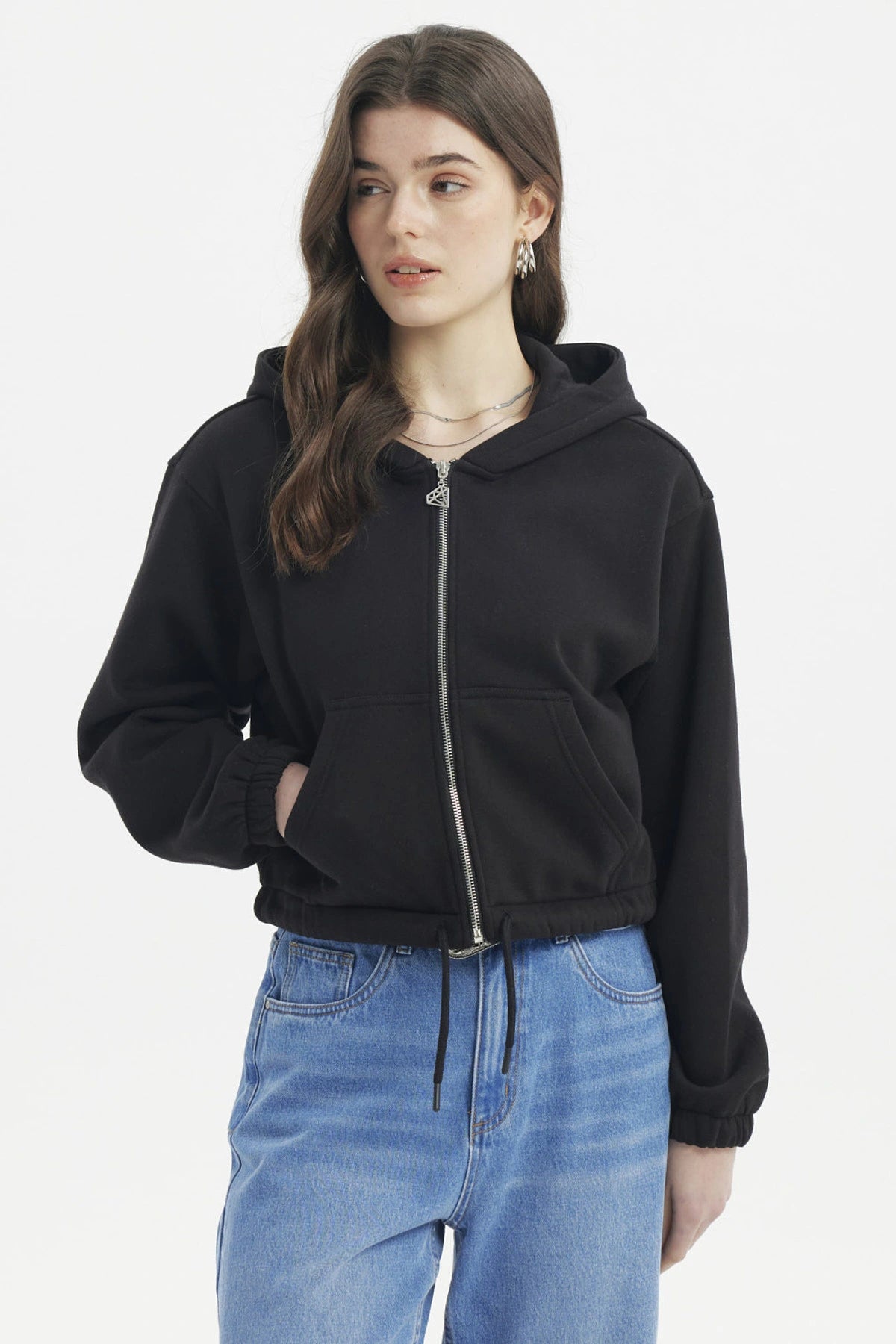 Polerón negro mujer con cierre frontal y capucha diseño crop casual sin estampa visible ideal para días fríos