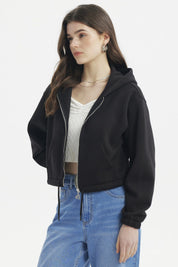 Polerón negro mujer con cierre frontal y capucha diseño crop casual sin estampa visible ideal para días fríos