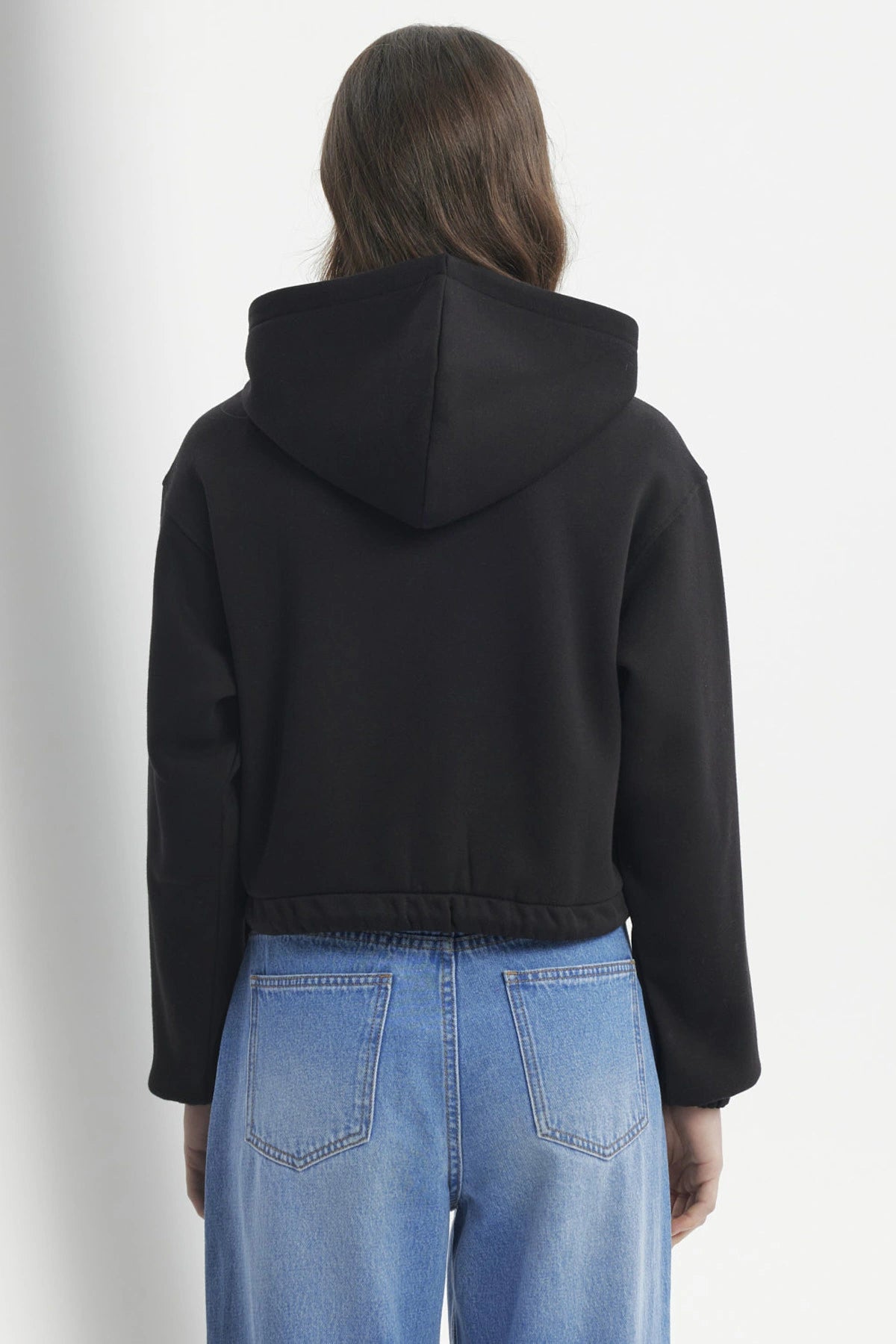 Polerón negro mujer con cierre frontal y capucha diseño crop casual sin estampa visible ideal para días fríos