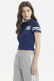 Polera azul para mujer con cuello tipo polo y número 56 blanco en el pecho diseño deportivo y casual