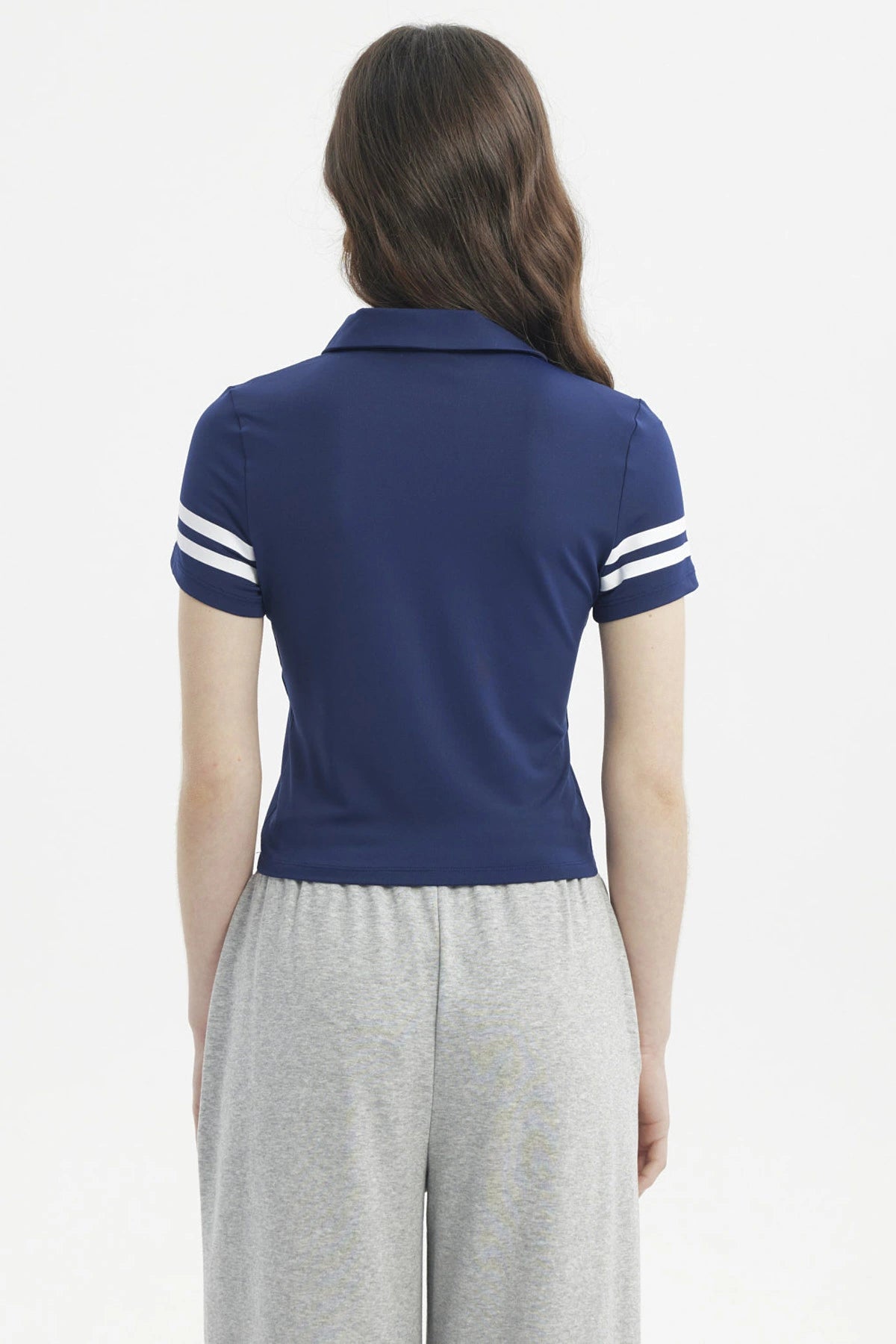 Polera azul para mujer con cuello tipo polo y número 56 blanco en el pecho diseño deportivo y casual