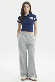 Polera azul para mujer con cuello tipo polo y número 56 blanco en el pecho diseño deportivo y casual