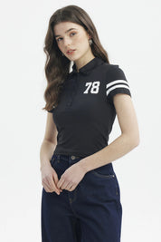 Polera negra de mujer con cuello polo y botones estampada con número 78 en el pecho y líneas blancas en mangas
