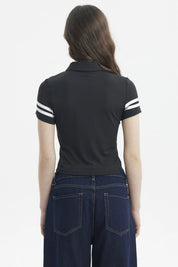 Polera negra de mujer con cuello polo y botones estampada con número 78 en el pecho y líneas blancas en mangas