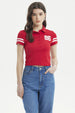Polera roja mujer con cuello polo botones y número 86 en el pecho estilo deportivo diseño sencillo y llamativo