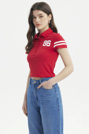Polera roja mujer con cuello polo botones y número 86 en el pecho estilo deportivo diseño sencillo y llamativo