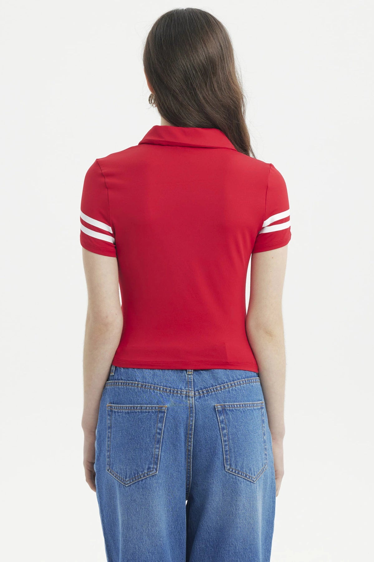 Polera roja mujer con cuello polo botones y número 86 en el pecho estilo deportivo diseño sencillo y llamativo