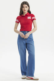 Polera roja mujer con cuello polo botones y número 86 en el pecho estilo deportivo diseño sencillo y llamativo