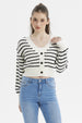 Sweater juvenil blanco con negro de rayas horizontales y botones negros en el frente
