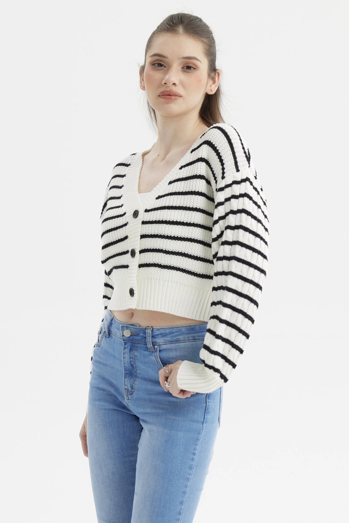 Sweater juvenil blanco con negro de rayas horizontales y botones negros en el frente